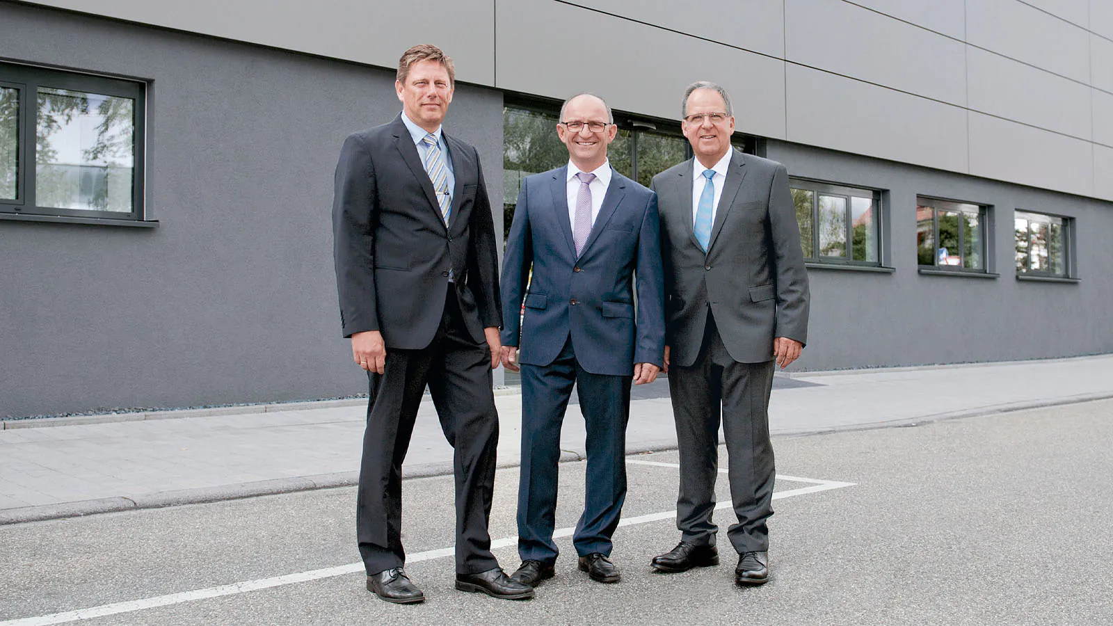 Die neuen Geschäftsführer Albert Fettig, Bernhard Lorenz und Uwe Dreher vor dem Heinemeyer-Firmengebäude